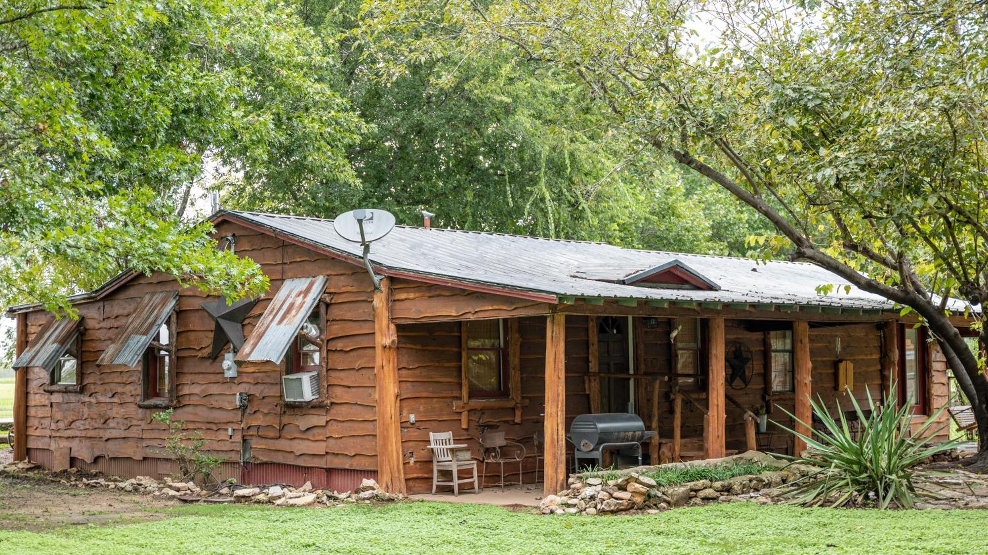 Moon River Ranch Satin Exterior photo